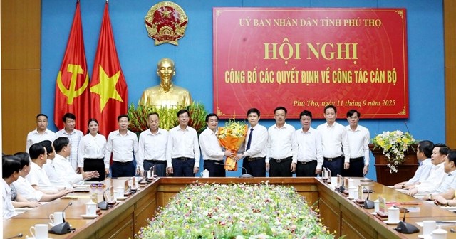 Lãnh đạo phường Vĩnh Yên tặng hoa chúc mừng đồng chí tân Chánh Văn phòng UBND tỉnh Ngô Chí Tuệ