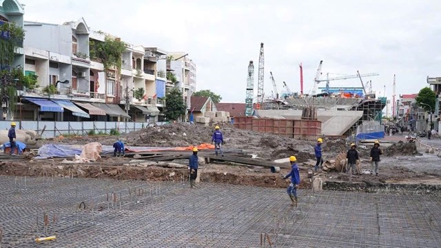 C&ocirc;ng nh&acirc;n khẩn trương thi c&ocirc;ng hạng mục m&oacute;ng v&agrave; kết cấu dự &aacute;n cầu Nguyễn Tr&atilde;i.