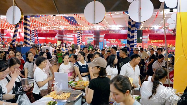 D&ograve;ng người tấp nập ban tối: &ldquo;Kh&ocirc;ng kh&iacute; lễ hội ẩm thực &ndash; du kh&aacute;ch xếp h&agrave;ng trật tự chờ thưởng thức m&oacute;n Hải Ph&ograve;ng.