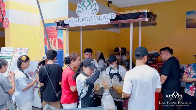 Giờ cao điểm buổi trưa: &ldquo;Đầu bếp v&agrave; t&igrave;nh nguyện vi&ecirc;n phục vụ li&ecirc;n tục; ưu ti&ecirc;n nh&oacute;m thụ hưởng theo quy tr&igrave;nh một chiều.