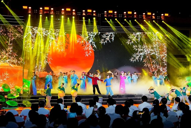 Chương tr&igrave;nh văn nghệ trong đ&ecirc;m hội