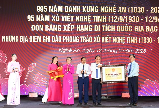 Ph&oacute; Thủ tướng Ch&iacute;nh phủ Mai Văn Ch&iacute;nh trao Bằng xếp hạng di t&iacute;ch quốc gia đặc biệt cho l&atilde;nh đạo tỉnh Nghệ An