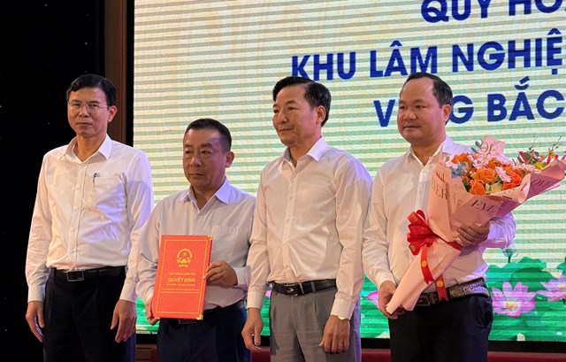 Ông Nguyễn Văn Diện – Phó Cục Trưởng, cục Lâm nghiệp và Kiểm lâm trao quyết định cho lãnh đạo Tỉnh Nghệ An.