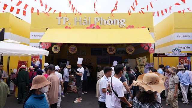 Gian hàng TP Hải Phòng thu hút đông đảo người dân tham dự, rợp sắc cờ đỏ sao vàng, lan tỏa tinh thần đoàn kết.