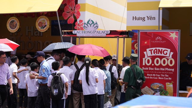 Dưới cái nắng trưa, người dân vẫn kiên nhẫn xếp hàng nhận quà, thể hiện sự tin tưởng và gắn bó với hoạt động thiện nguyện.