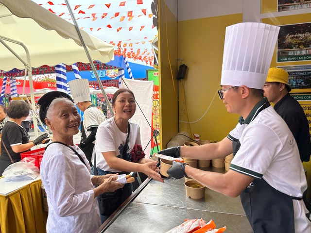 Nụ cười hồn hậu của các cụ già khi nhận suất ăn miễn phí, minh chứng cho ý nghĩa nhân văn sâu sắc của chương trình.