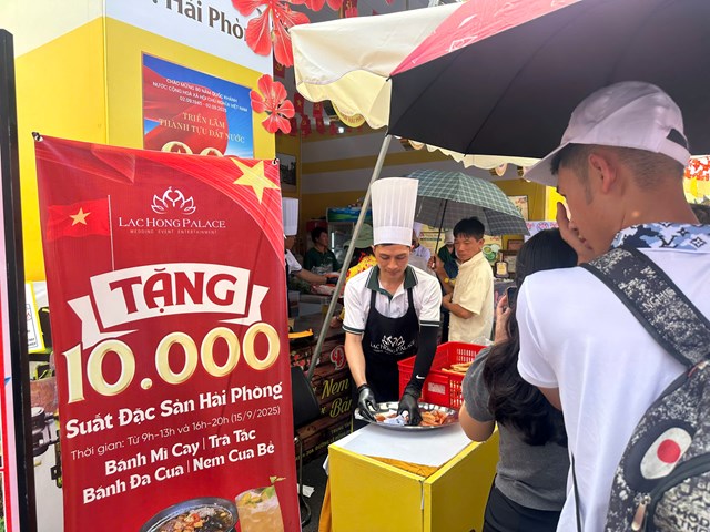 Học sinh, người già, công nhân… cùng có mặt trong hàng dài, minh chứng cho sức lan tỏa của chương trình “10.000 suất đặc sản Hải Phòng”.