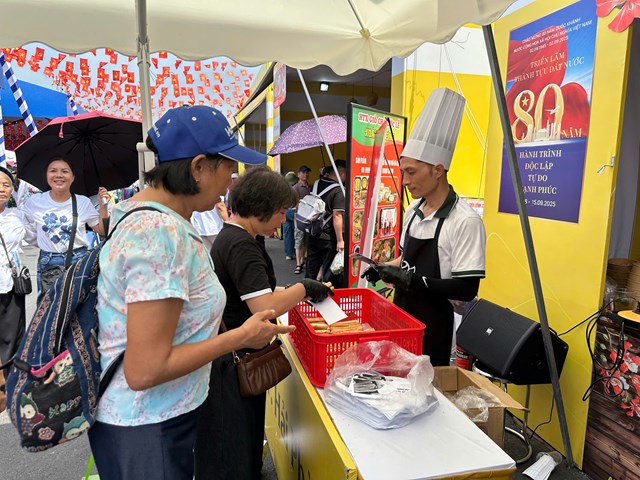 Đầu bếp và nhân viên Lạc Hồng Palace phục vụ tận tay từng suất bánh đa cua cho người dân, thể hiện sự chu đáo trong từng công đoạn.