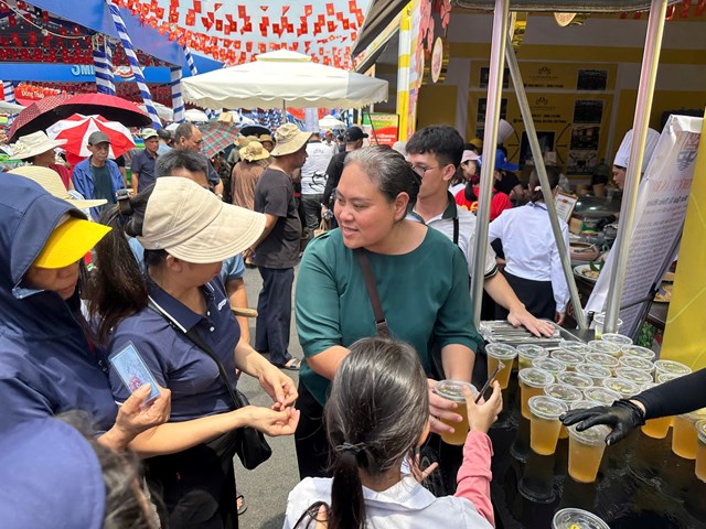 Hàng ngàn cốc trà tắc mát lạnh được chuẩn bị kỹ lưỡng, mang lại niềm vui và sự sảng khoái trong ngày nắng.