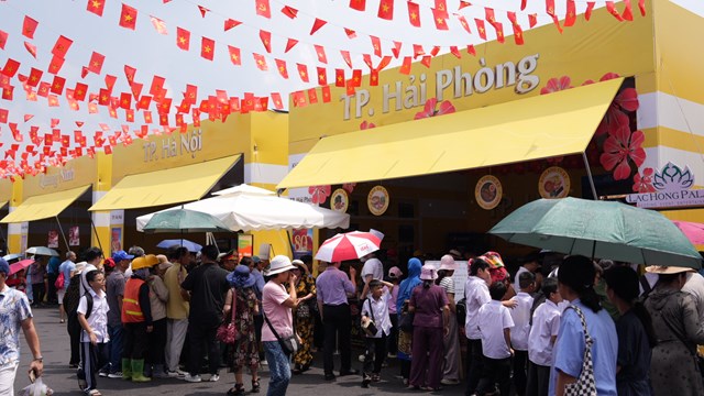 Gian hàng TP Hải Phòng thu hút đông đảo người dân tham dự, rợp sắc cờ đỏ sao vàng, lan tỏa tinh thần đoàn kết.