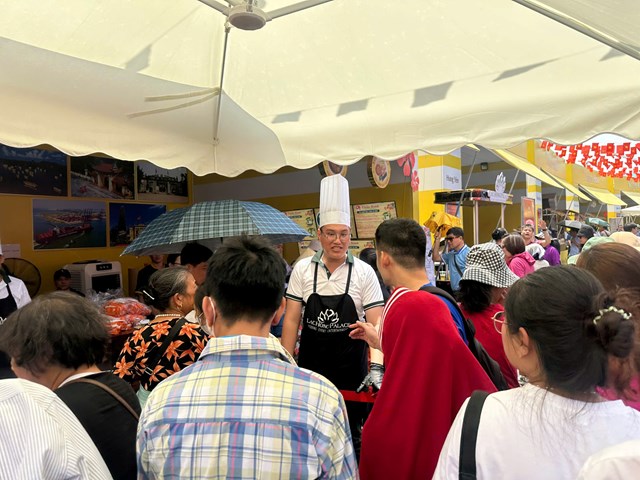 Dưới cái nắng trưa, người dân vẫn kiên nhẫn xếp hàng nhận quà, thể hiện sự tin tưởng và gắn bó với hoạt động thiện nguyện.