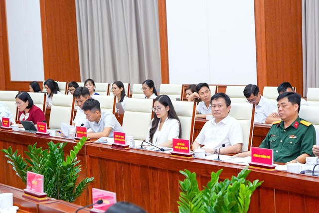 Đại biểu c&aacute;c sở, ng&agrave;nh, cơ quan, đơn vị v&agrave; lực lượng vũ trang th&agrave;nh phố tham dự buổi l&agrave;m việc.