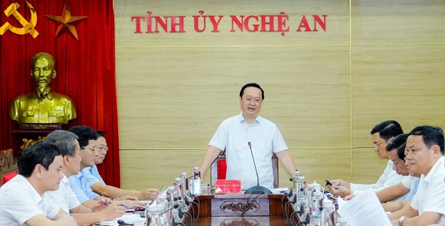 Bí thư Tỉnh uỷ Nghệ An Nguyễn Đức Trung nghe và cho ý kiến về công tác chuẩn bị Đại hội thi đua yêu nước