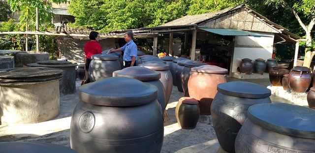 Doanh nghiệp sản xuất nước mắm ở Phường Cửa L&ograve;, Nghệ An (ảnh Quốc Kh&aacute;nh)