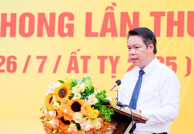 Đồng ch&iacute; Cao Anh Đức, Chủ tịch UBND x&atilde; Hưng Nguy&ecirc;n Nam đọc diễn văn tưởng niệm