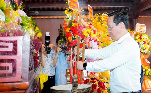 Đồng ch&iacute; Nguyễn Đức Trung - B&iacute; thư Tỉnh ủy k&iacute;nh cẩn d&acirc;ng hương