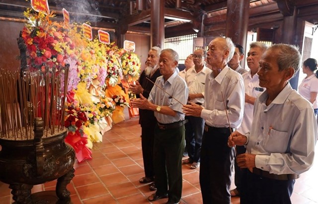 C&aacute;c c&aacute;n bộ l&atilde;o th&agrave;nh d&acirc;ng hương