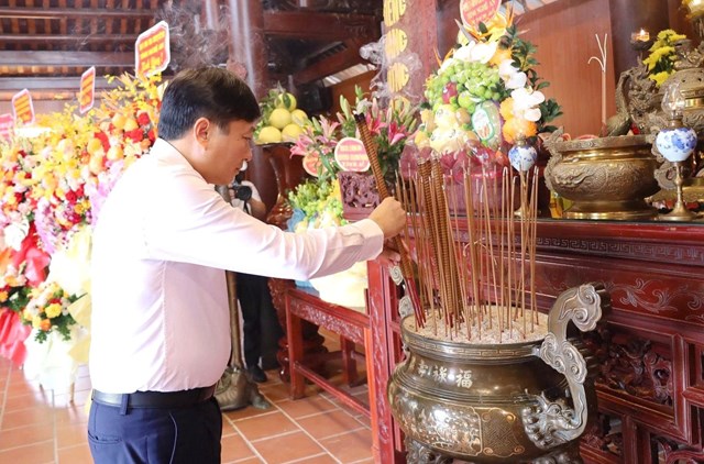 Đồng ch&iacute; L&ecirc; Hồng Vinh, Chủ tịch UBND tỉnh Nghệ An k&iacute;nh cẩn d&acirc;ng hương