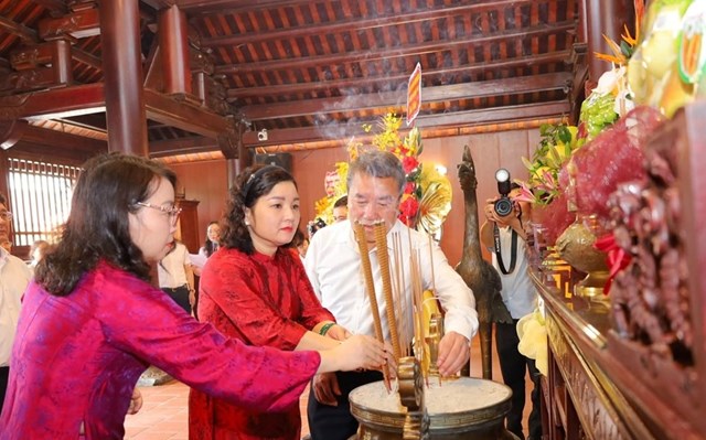 Đại biểu c&aacute;c Ban ng&agrave;nh đảng ch&iacute;nh quyền tỉnh Nghệ An k&iacute;nh cẩn d&acirc;ng hương