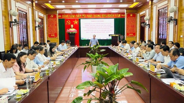 Quang cảnh hội nghị đối thoại giữa đoàn công tác Thành ủy Hải Phòng và lãnh đạo 07 xã tại điểm cầu xã Vĩnh Bảo, sáng 19/9/2025.