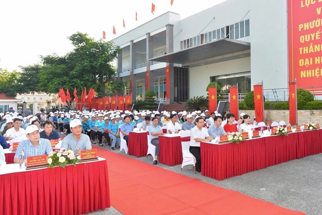 Quang cảnh buổi lễ ra qu&acirc;n với sự tham dự đ&ocirc;ng đảo của l&atilde;nh đạo, c&aacute;n bộ v&agrave; nh&acirc;n d&acirc;n.