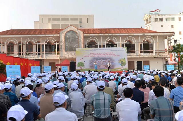 C&aacute;c đại biểu, đo&agrave;n vi&ecirc;n, nh&acirc;n d&acirc;n phường Thủy Nguy&ecirc;n đồng loạt hưởng ứng chiến dịch, tạo kh&ocirc;ng kh&iacute; s&ocirc;i nổi, lan tỏa.