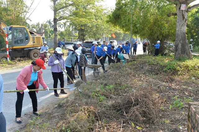 Lực lượng đo&agrave;n vi&ecirc;n thanh ni&ecirc;n v&agrave; người d&acirc;n t&iacute;ch cực thu gom r&aacute;c thải ven đường, l&agrave;m sạch m&ocirc;i trường sống.