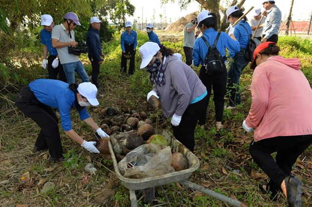 Phụ nữ, đo&agrave;n vi&ecirc;n c&ugrave;ng tham gia thu dọn, ph&acirc;n loại r&aacute;c thải sinh hoạt.