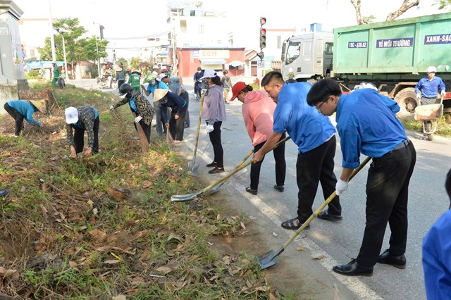 Hoạt động ph&aacute;t quang, vệ sinh cảnh quan đ&ocirc; thị gắn với khẩu hiệu &ldquo;V&igrave; một Việt Nam s&aacute;ng &ndash; xanh &ndash; sạch &ndash; đẹp&rdquo;.