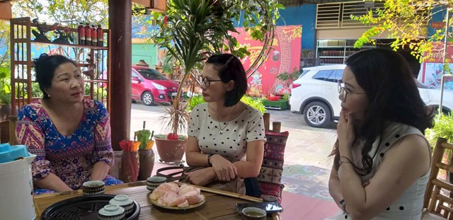 B&agrave; Trần Thị Lưu chia sẻ t&acirc;m huyết v&agrave; h&agrave;nh tr&igrave;nh gắn b&oacute; với văn h&oacute;a Th&aacute;i c&ugrave;ng PV Tạp ch&iacute; Kinh tế v&agrave; Đồ uống.