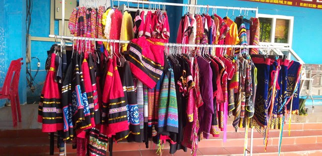 Trang phục truyền thống của đồng b&agrave;o Th&aacute;i được trưng b&agrave;y tại nơi l&agrave;m việc của gia đ&igrave;nh b&agrave; Trần Thị Lưu, vừa l&agrave; kỷ niệm văn h&oacute;a vừa l&agrave; điểm tham quan độc đ&aacute;o.