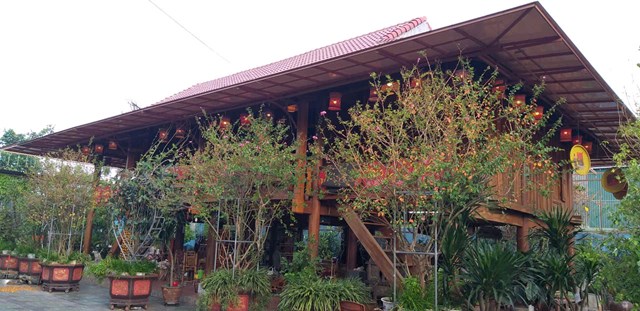 Ng&ocirc;i nh&agrave; s&agrave;n truyền thống của người Th&aacute;i được gia đ&igrave;nh b&agrave; Trần Thị Lưu đưa về trưng b&agrave;y giữa l&ograve;ng th&agrave;nh phố.