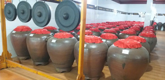 Những chiếc cồng chi&ecirc;ng của đồng b&agrave;o Th&aacute;i được C&ocirc;ng ty TNHH Long Lưu sưu tầm, trưng b&agrave;y như dấu ấn văn h&oacute;a đặc sắc.