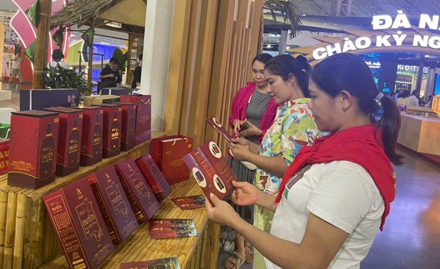 Sản phẩm dược liệu M&uacute; từn của C&ocirc;ng ty TNHH Long Lưu &ndash; sản phẩm OCOP ti&ecirc;u biểu của Nghệ An được trưng b&agrave;y tại Triển l&atilde;m kỷ niệm 80 năm th&agrave;nh tựu đất nước ở H&agrave; Nội.