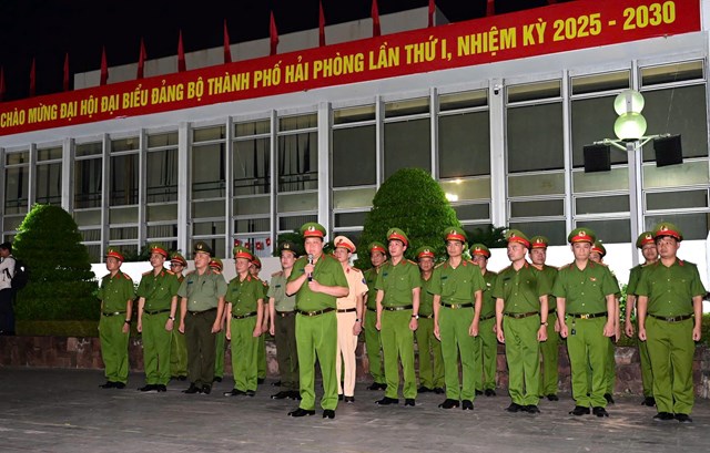 Đại t&aacute; B&ugrave;i Trung Th&agrave;nh &ndash; Ph&oacute; Gi&aacute;m đốc, Thủ trưởng Cơ quan CSĐT CATP ph&aacute;t biểu chỉ đạo tại lễ ra qu&acirc;n, nhấn mạnh quyết t&acirc;m bảo vệ tuyệt đối an to&agrave;n Đại hội Đảng bộ th&agrave;nh phố.