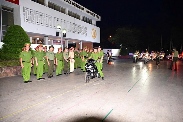 Đại t&aacute; B&ugrave;i Trung Th&agrave;nh &ndash; Ph&oacute; Gi&aacute;m đốc, Thủ trưởng Cơ quan CSĐT C&ocirc;ng an th&agrave;nh phố, trực tiếp c&ugrave;ng lực lượng HP22 ra qu&acirc;n triển khai nhiệm vụ