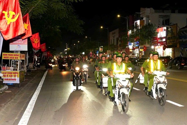 Đo&agrave;n xe tuần tra của lực lượng HP22 di chuyển qua c&aacute;c tuyến đường huyết mạch th&agrave;nh phố, thể hiện kh&iacute; thế quyết t&acirc;m cao độ.