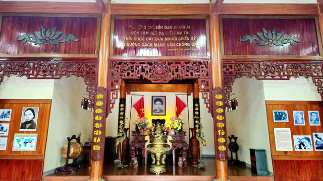 Ban thờ đồng chí Nguyễn Thị Minh Khai tại Nhà lưu niệm