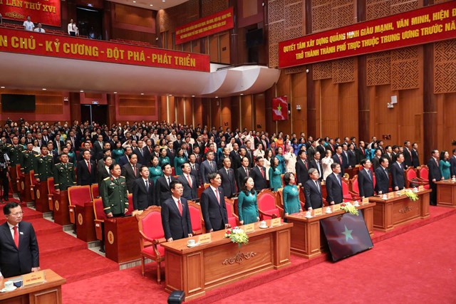 Đại biểu tham dự Đại hội Đảng bộ tỉnh Quảng Ninh lần thứ XVI thực hiện nghi lễ chào cờ trong ngày làm việc đầu tiên.