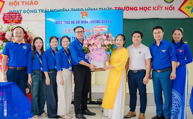 Cô Nguyễn Thị Tuyết Nhung – Bí thư Chi bộ Công ty CP Xanh Tuệ Đức Nghệ An chúc mừng sự kiện thành lập Đoàn Trường Trung cấp Nguyễn Tất Thành.