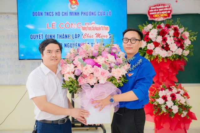 Thầy Lê Văn Nguyên – Hiệu trưởng Trường Trung cấp Nguyễn Tất Thành chúc mừng tân Bí thư Đoàn trường.