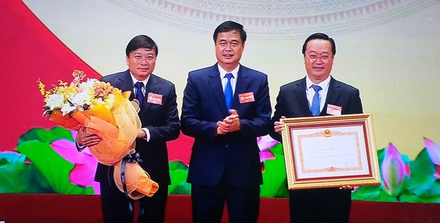 Đồng ch&iacute; Phạm Huy Giang - Ủy vi&ecirc;n Thường trực Hội đồng Thi đua - Khen thưởng Trung ương, Trưởng ban Thi đua - Khen thưởng Trung ương trao Bằng khen của Thủ tướng Ch&iacute;nh phủ cho tỉnh Nghệ An.