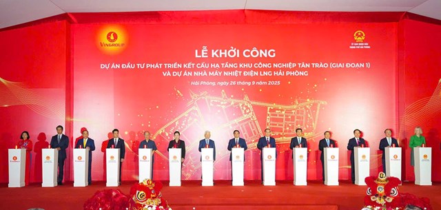 Thủ tướng Chính phủ Phạm Minh Chính cùng các đồng chí lãnh đạo Trung ương, thành phố và Tập đoàn Vingroup thực hiện nghi thức nhấn nút khởi công dự án.