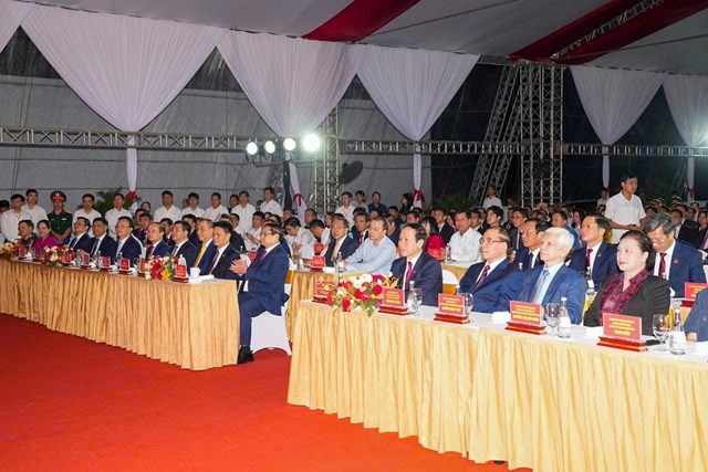 Các đại biểu Trung ương, lãnh đạo thành phố và doanh nghiệp tham dự Lễ khởi công.