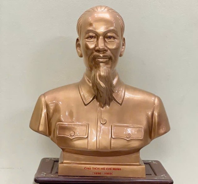Tượng Chủ tịch Hồ Chí Minh bằng đồng đỏ, thể hiện phong thái ung dung, giản dị mà vĩ đại của vị lãnh tụ kính yêu.