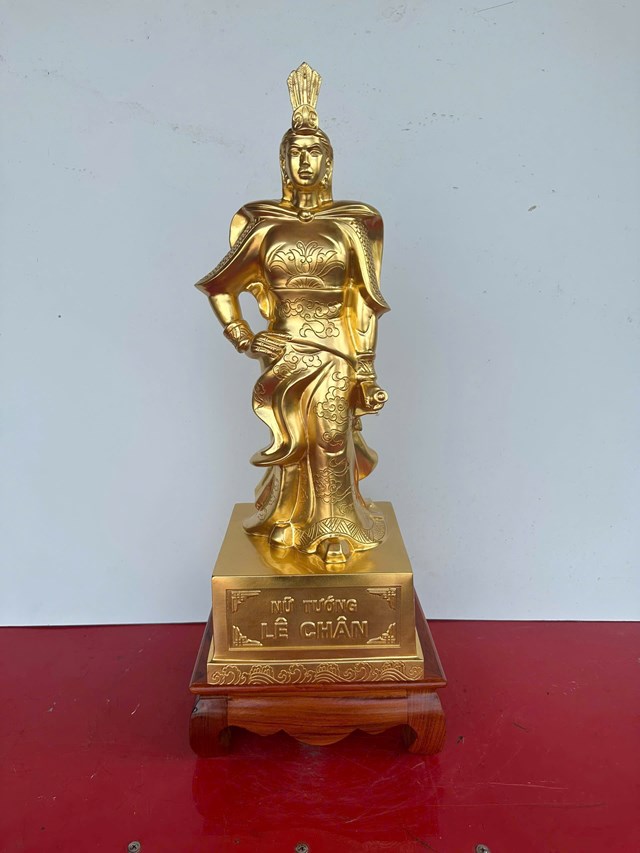 Tượng Nữ tướng Lê Chân – vị nữ tướng kiệt xuất của dân tộc, được tạc bằng đồng vàng, là biểu tượng bất khuất và niềm tự hào của người Hải Phòng.