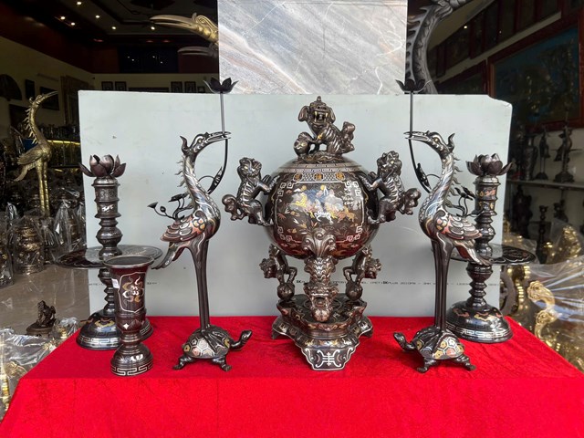 Bộ đỉnh đồng khảm ngũ sắc gồm đỉnh và đôi lộc bình khảm chữ Phúc – Lộc, thể hiện ước vọng trường tồn, thịnh vượng.