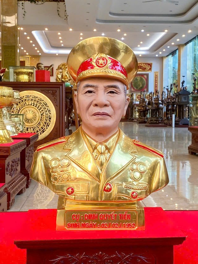 Tượng chân dung cụ Đinh Quyết Tiến trong quân phục, chế tác công phu, thể hiện niềm tự hào của gia đình và truyền thống cách mạng.