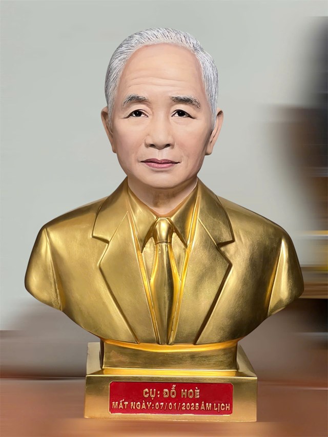 Tượng chân dung cụ Đỗ Hoè bằng đồng mạ vàng, khắc họa thần thái trang nghiêm, lưu giữ hình ảnh đời đời cho con cháu tưởng nhớ.