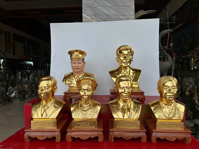 Bộ sưu tập tượng chân dung đồng dát vàng – gồm nhiều thế hệ, nhiều nhân vật, được tái hiện chân thực, sống động.